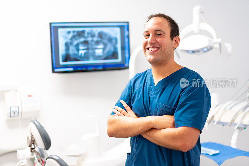 牙科诊所，白人女牙医双臂交叉微笑的肖像