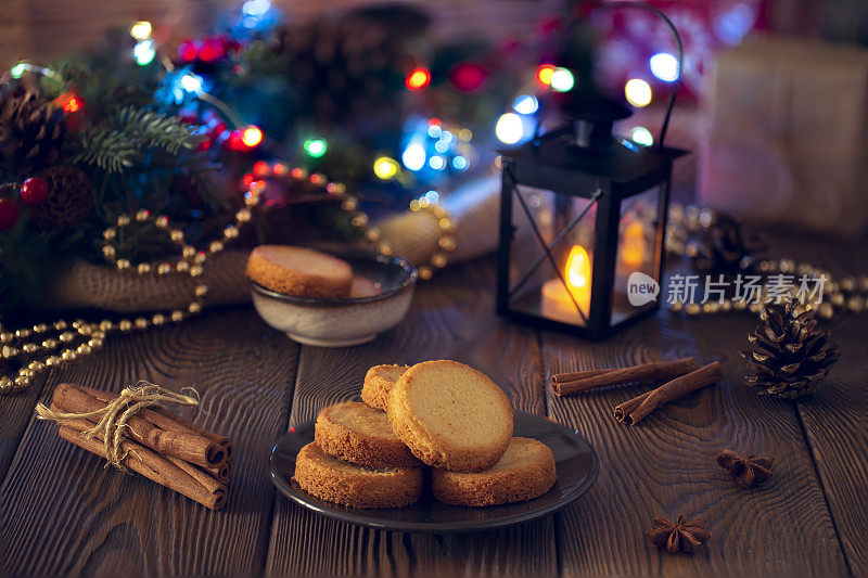 圣诞饼干与节日装饰在晚上舒适的设置。