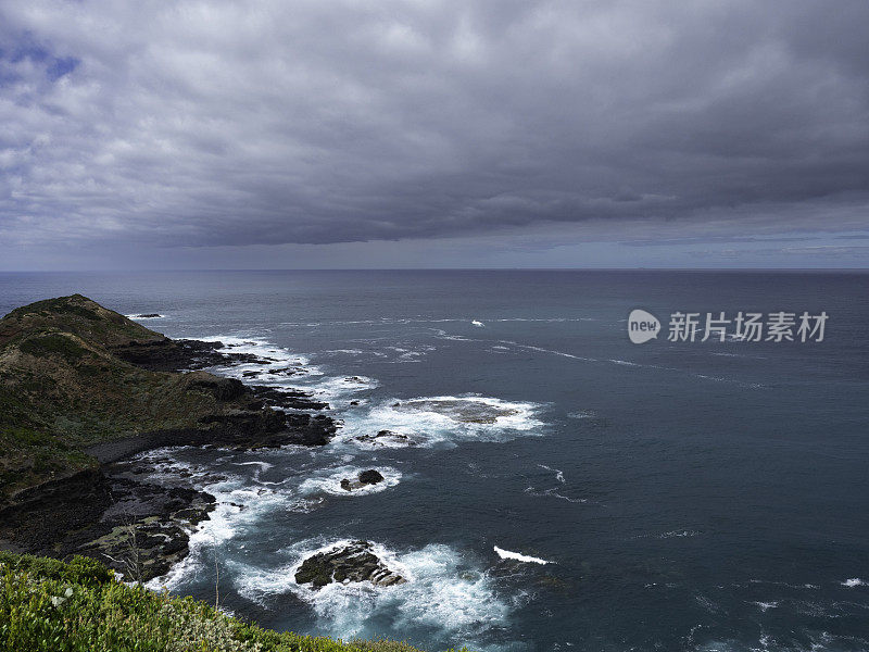 美丽的岩石海岸线