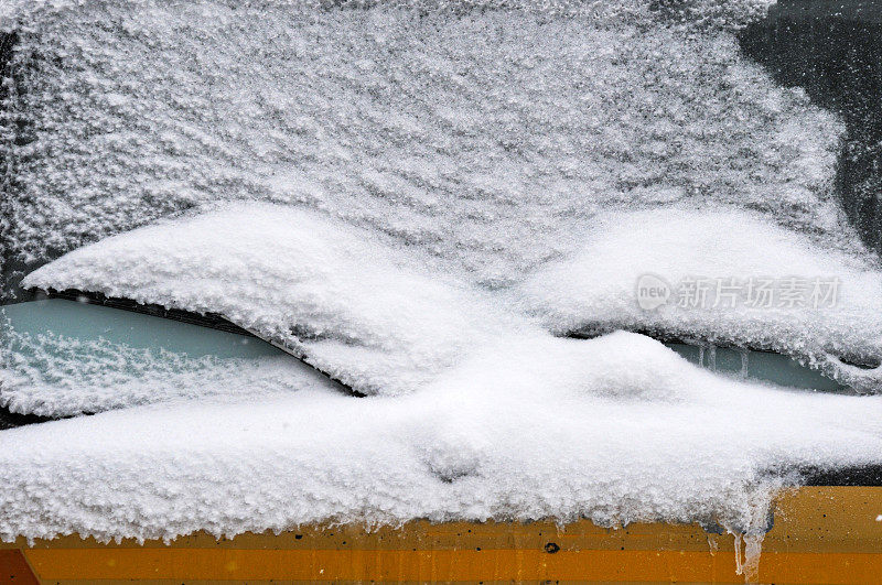 冬天卡车的挡风玻璃陷在雪里