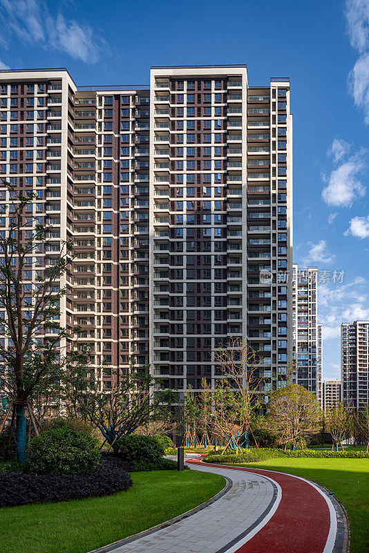 现代城市高层住宅的园林景观，绿油油的草坪小路，园林景观，绿色草地和花园上的曲线走道俯视图