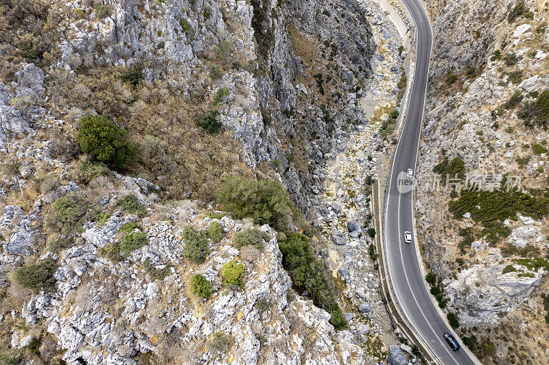开车穿过崎岖的峡谷