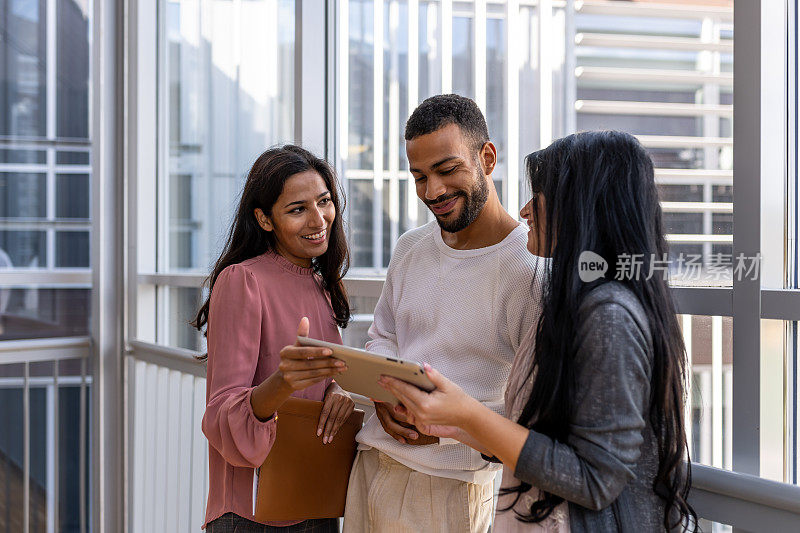 学生们正在大学的楼梯上交谈。