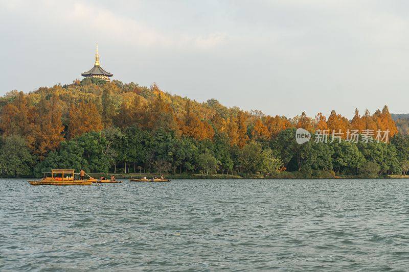 中国杭州西湖岸边五颜六色的秋天枫树