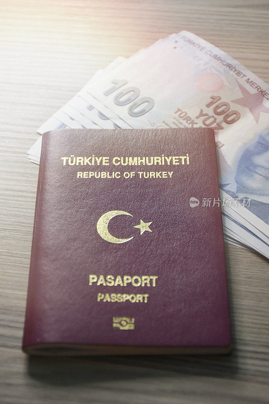 桌上放着土耳其护照和土耳其里拉钞票