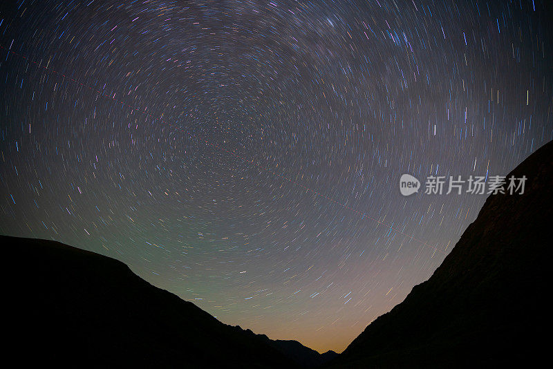 星夜的山间，长时间的曝光，漩涡状的星迹