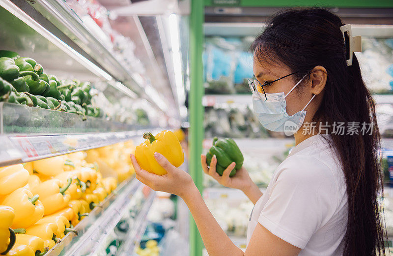 戴着面膜的亚洲女性购买甜椒、有机生活方式和素食概念。