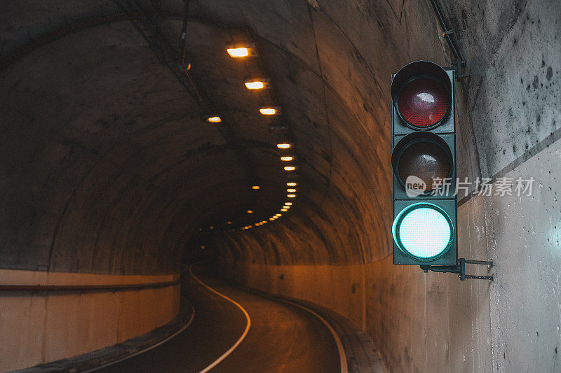 隧道里的红绿灯。
