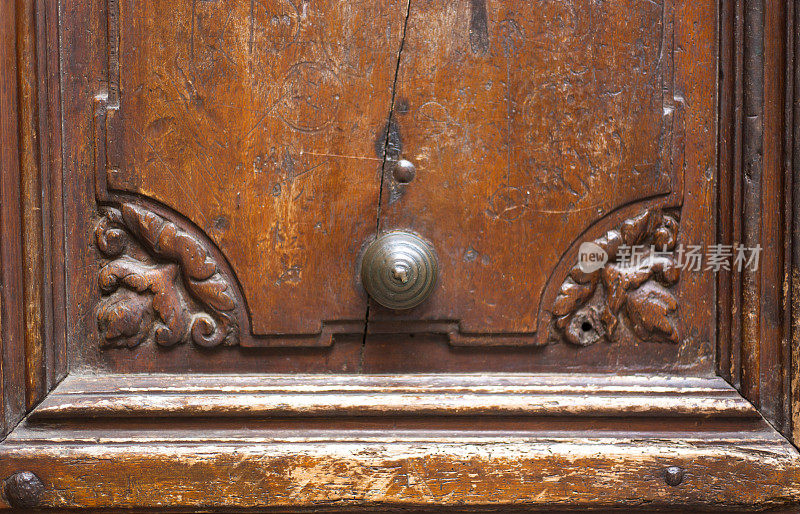 法国里昂:华丽的古董门和门铃特写