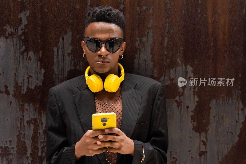 一个黑人男子戴着黄色耳机听音乐的特写