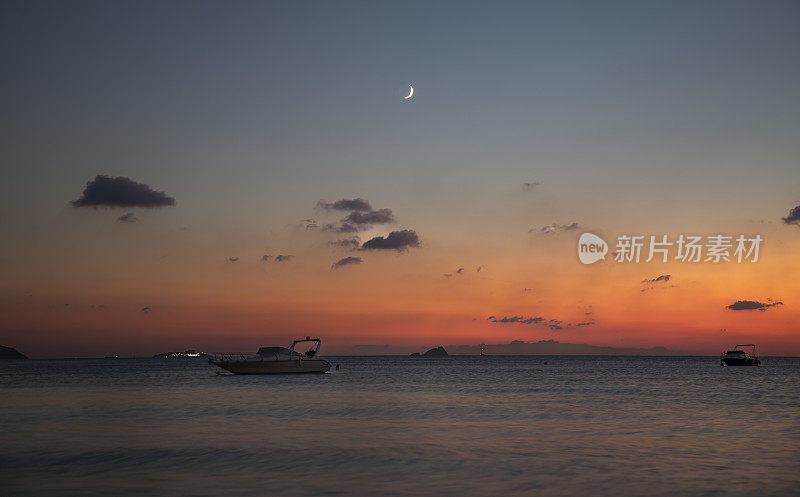 海面上日落时的新月