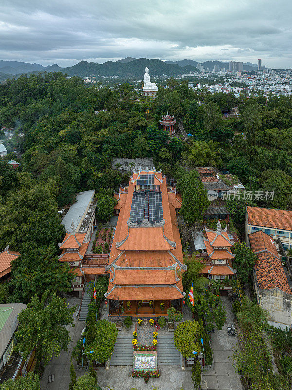 龙山宝塔旁山上的金丹峰渡佛像