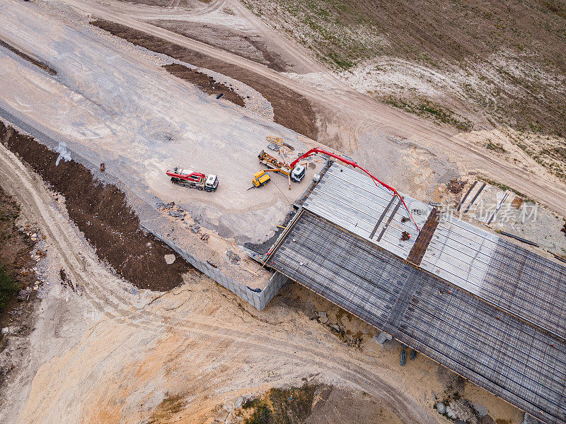 建设高速公路。道路施工现场鸟瞰图。