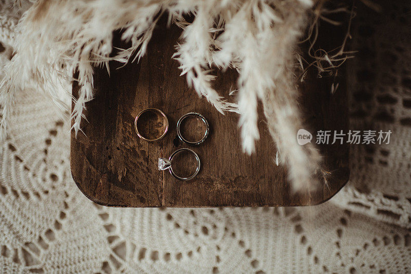 木板上的结婚戒指