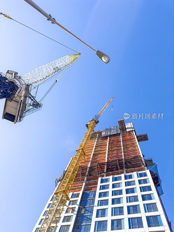 用起重机建造建筑物