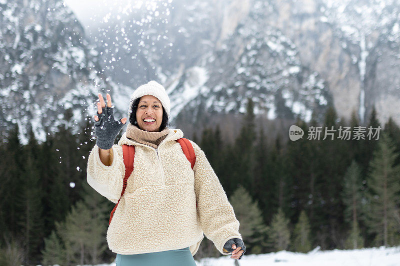 朋友们在雪谷中徒步旅行。