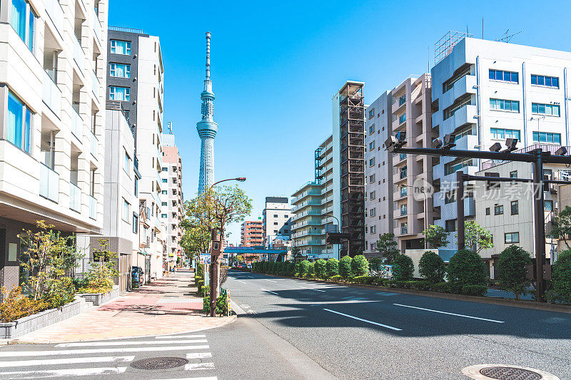 东京天空树位于东京镇的街道上，当天空晴朗时，日本