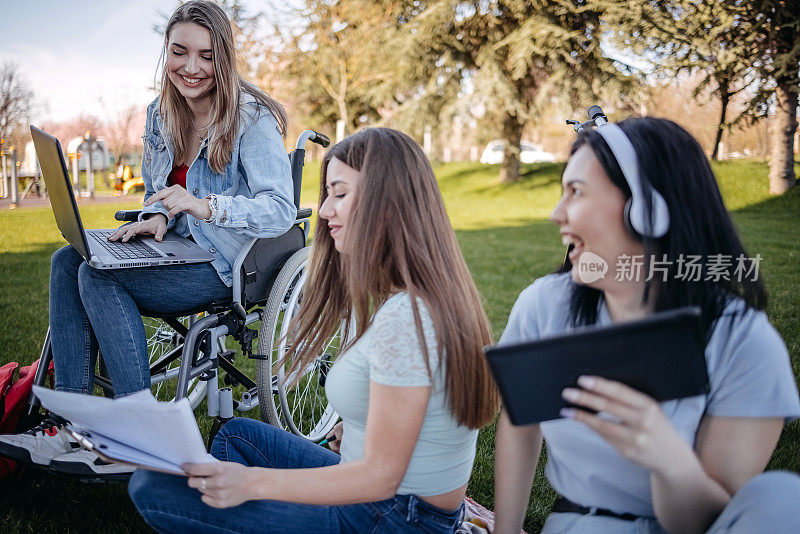 残疾大学生花时间和朋友在外面学习