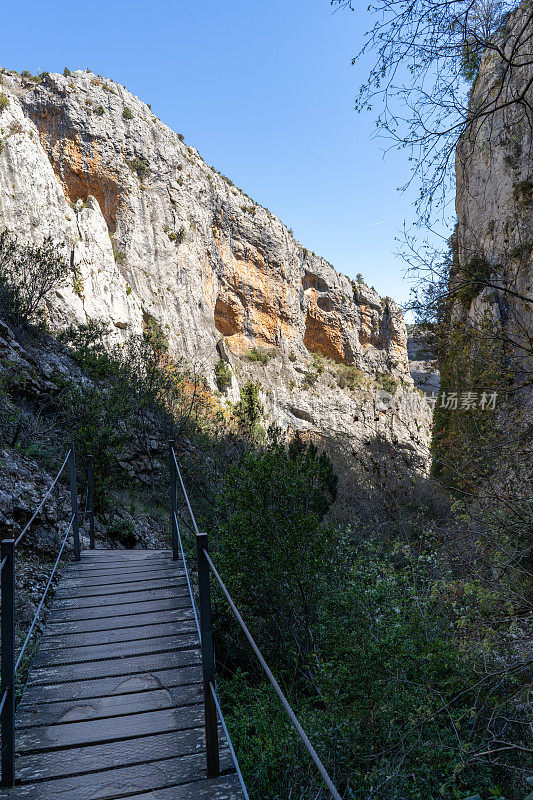 横跨阿尔奎扎尔维罗河峡谷的人行桥