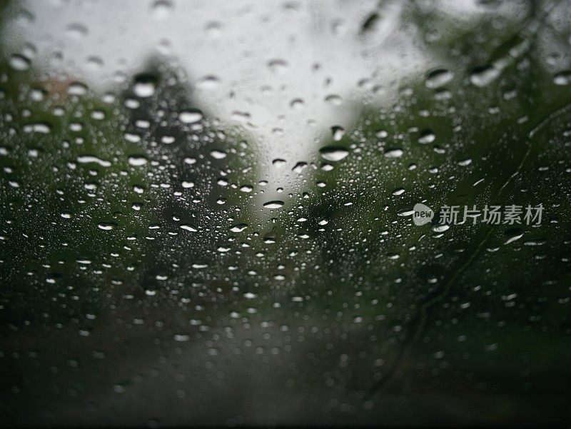 雨滴落在汽车上