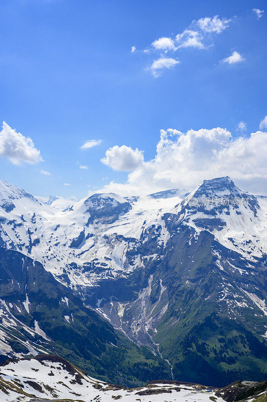 大格洛克纳山脉附近的奥地利阿尔卑斯山的雪峰