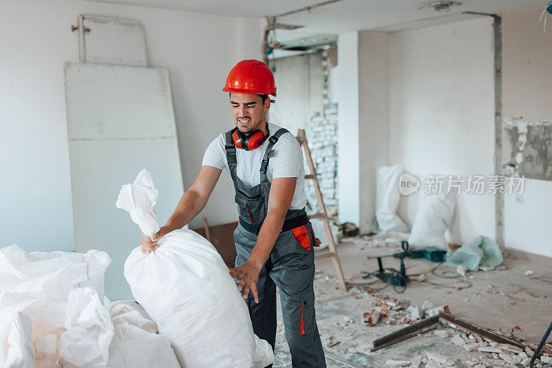 熟练的建筑工人改造公寓空间