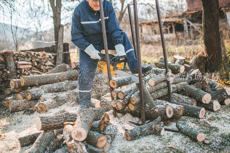 活跃的伐木工带着保护手套砍柴，准备过冬