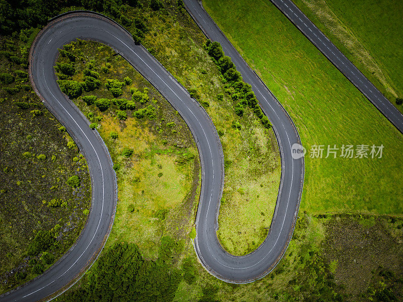 航拍图像在圣米格尔岛，亚速尔群岛，葡萄牙的山中间的道路上