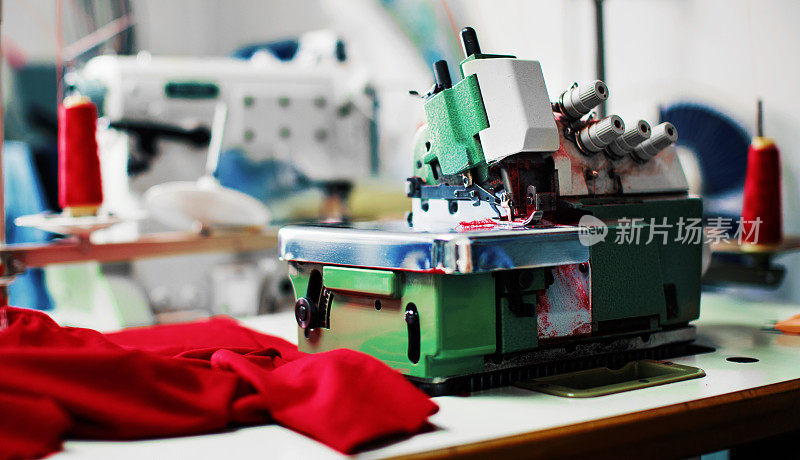 纺织厂缝纫机及裁剪工具。