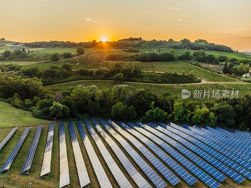 农村太阳能农场的鸟瞰图