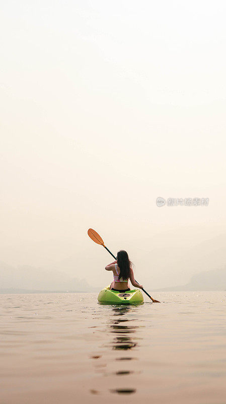 湖上皮艇水上运动。皮艇爱好者在热带海湾乘坐海上皮艇或独木舟欣赏美丽的日出。在海滩度过暑假