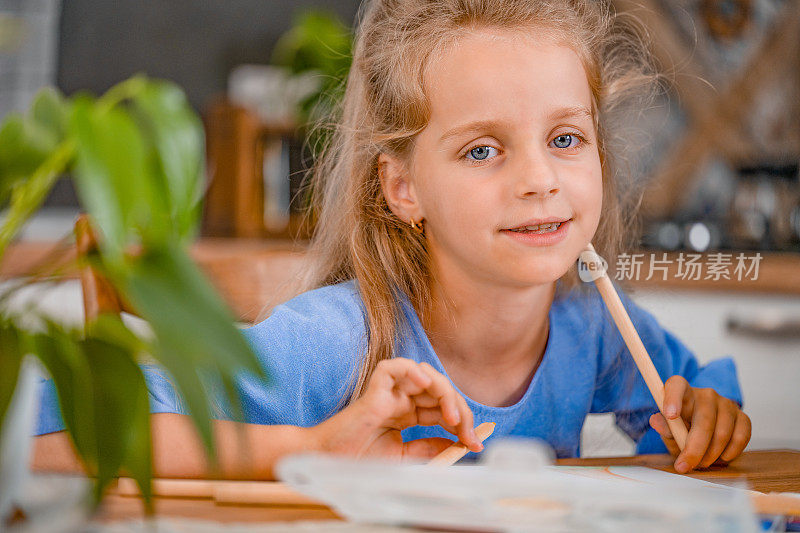 年轻女孩用马克笔和铅笔画画