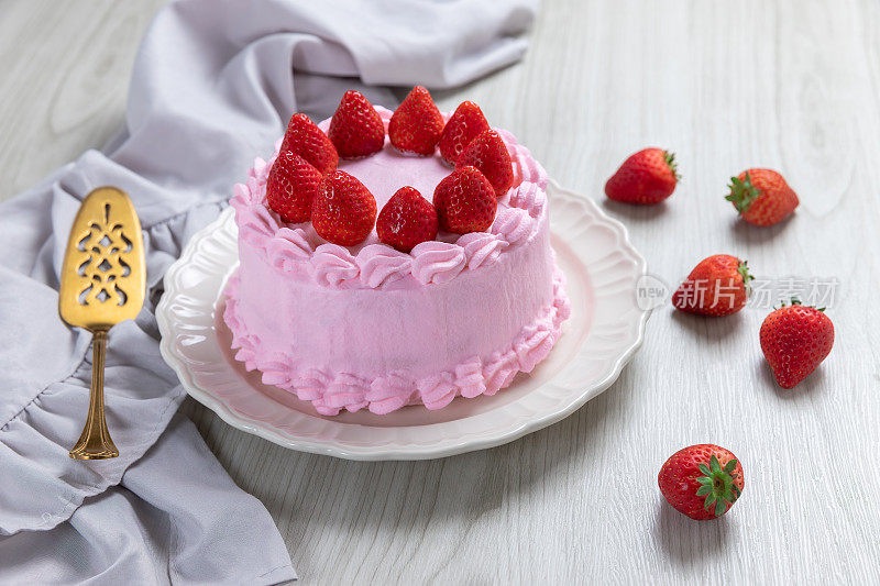 草莓蛋糕，草莓海绵蛋糕与新鲜的草莓和鲜奶油在木制背景。