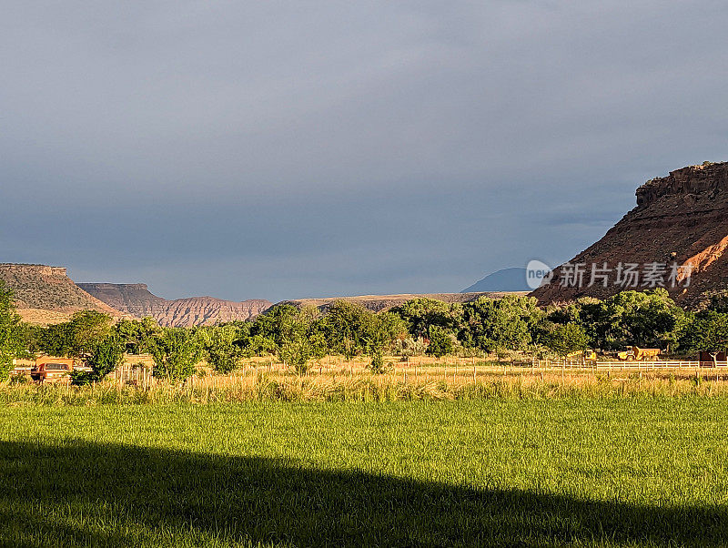从犹他州罗克维尔的格拉夫顿路俯瞰绿色牧场，看到锡安国家公园附近的维珍河谷