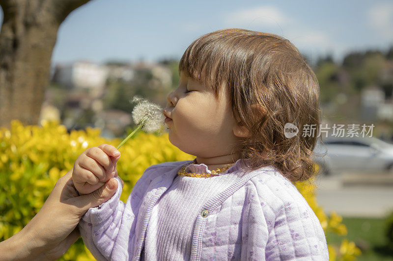 一个1岁半的小女孩的肖像