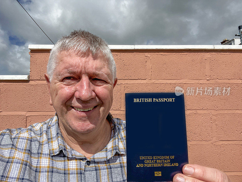 持蓝色英国护照的老人