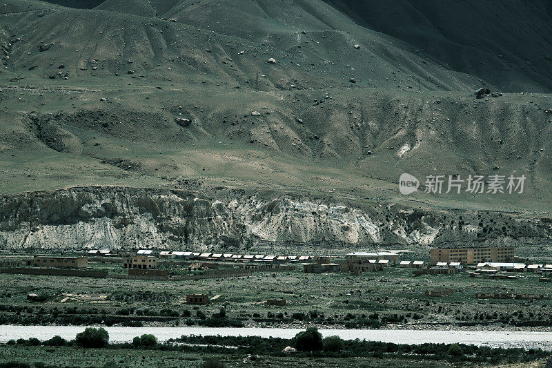 废弃小镇Enylchek在天山山脉，高角度视图