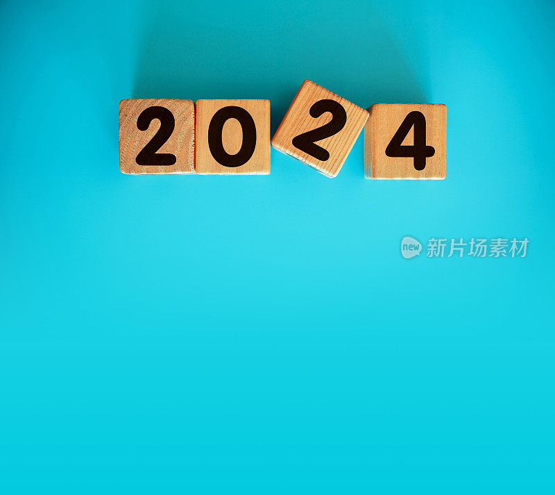 2024年新年用木块隔离在蓝色上