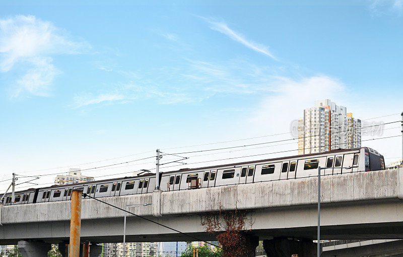 港铁列车驶近香港荔景站