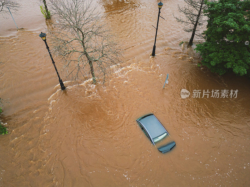 汽车在洪水中丢失