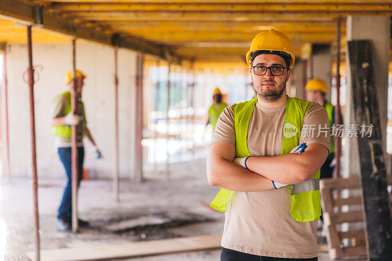 工地上一名白人男性建筑工人的肖像