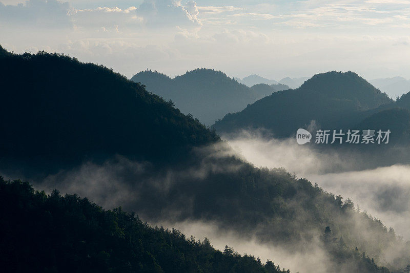 山与雾和雾在早晨