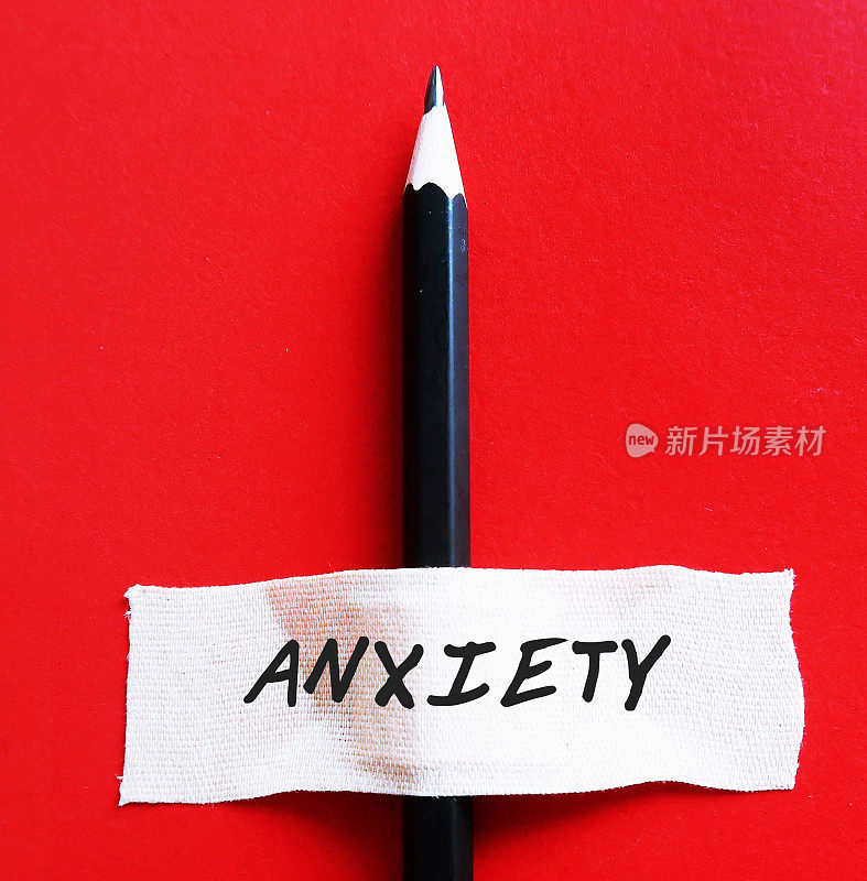 用带创可贴的红底铅笔写下焦虑、担心、紧张或对即将发生的事件的压力反应——紧张和担心的想法