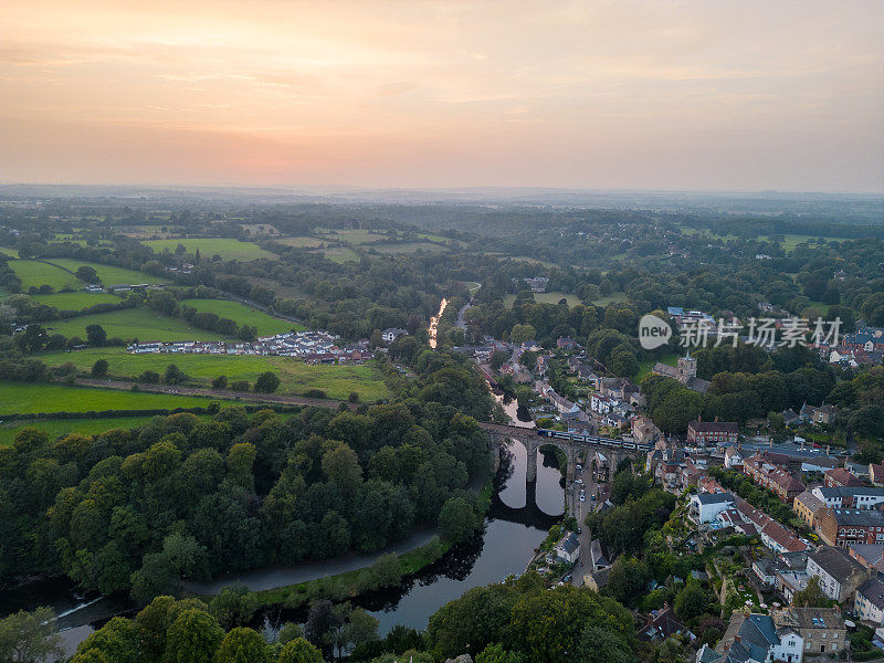 鸟瞰夏日夕阳下的高架桥、尼德河峡谷和克纳斯伯勒集镇，英国，北约克郡。用0级无人机拍摄。