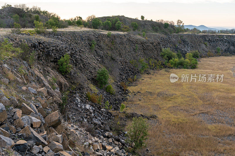 废弃的玄武岩采石场