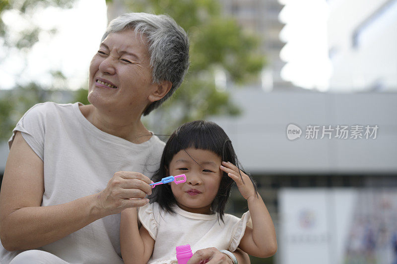 与亚洲祖母和孙子孙女在户外的美好时光