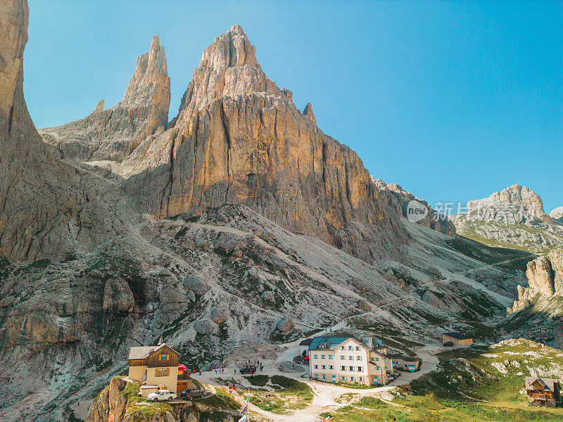 鸟瞰图的小屋在白云石在顶峰山的背景