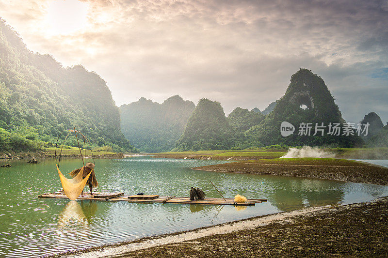 渔民在越南曹邦省特拉林的通山上的河上捕鱼，有湖泊，多云，自然