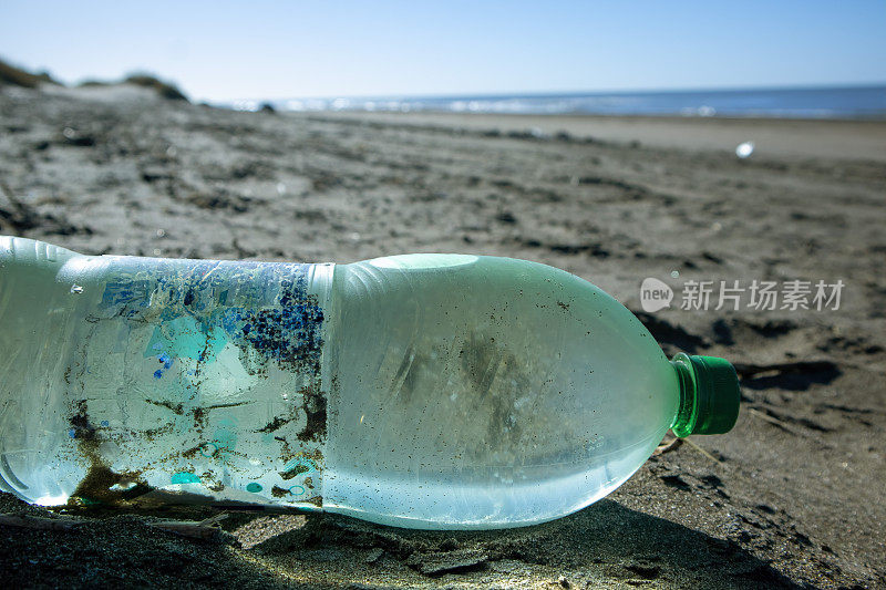一个塑料瓶表明日益严重的海洋污染危机