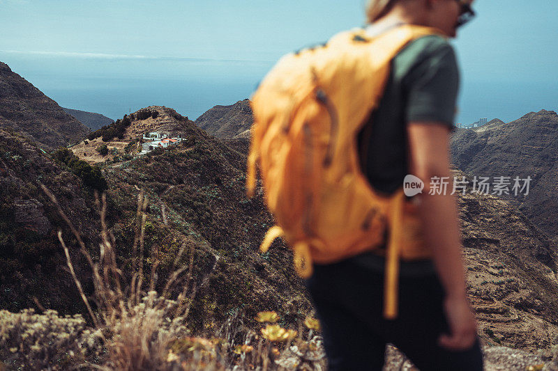 一名女子在特内里费岛雄伟的风景中徒步旅行